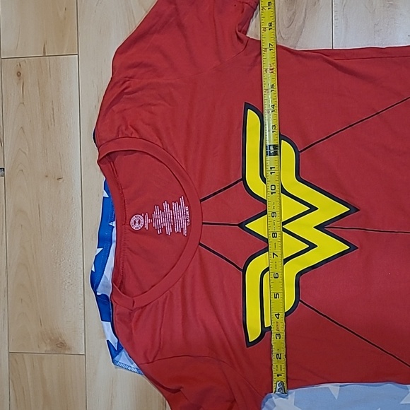 DC Wonder women women's large (fits more like a medium) t-shirt - Picture 4 of 5
